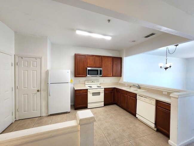 Building Photo - 2-story Spacious Townhome / Gated / Attach...