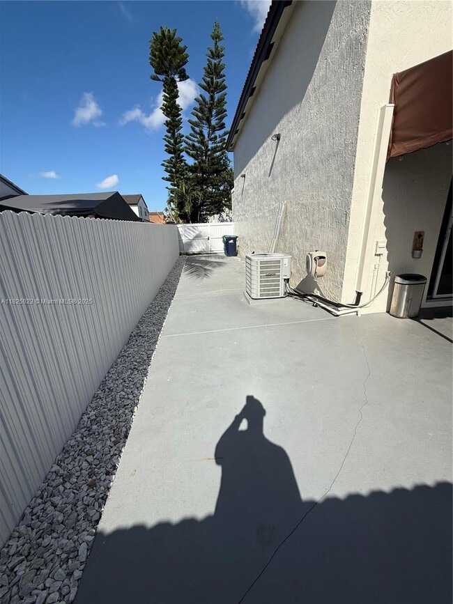 Building Photo - 8660 SW 161st Ave