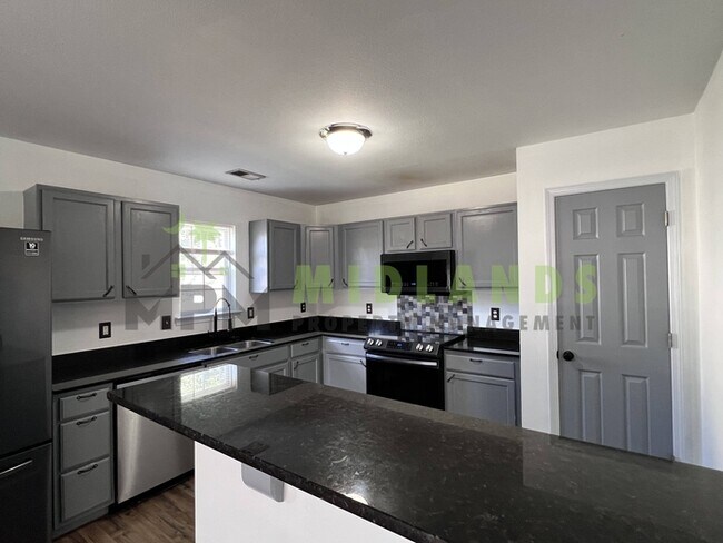 Building Photo - 492 Denman Loop