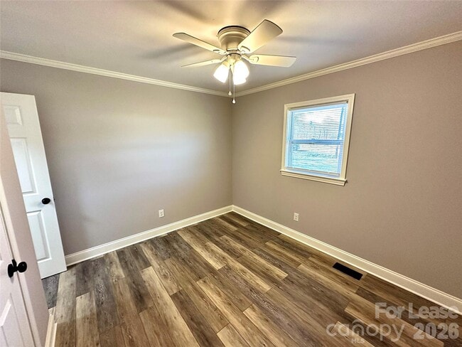 Building Photo - 2121 Charlotte Hwy