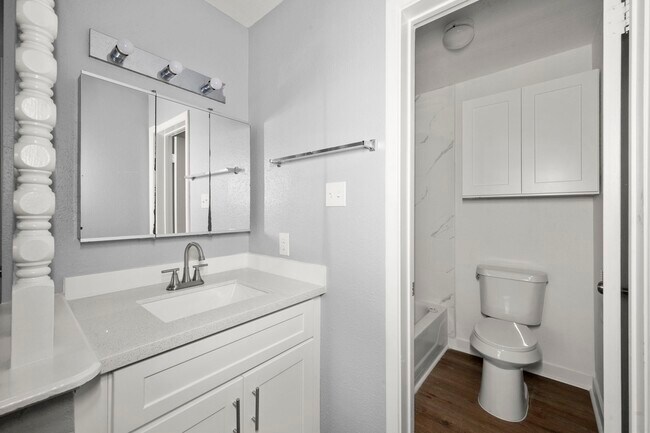 Building Photo - 9009 Richmond Ave.