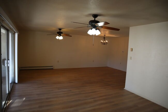 Building Photo - Livable, Lovable, & Avaiable!