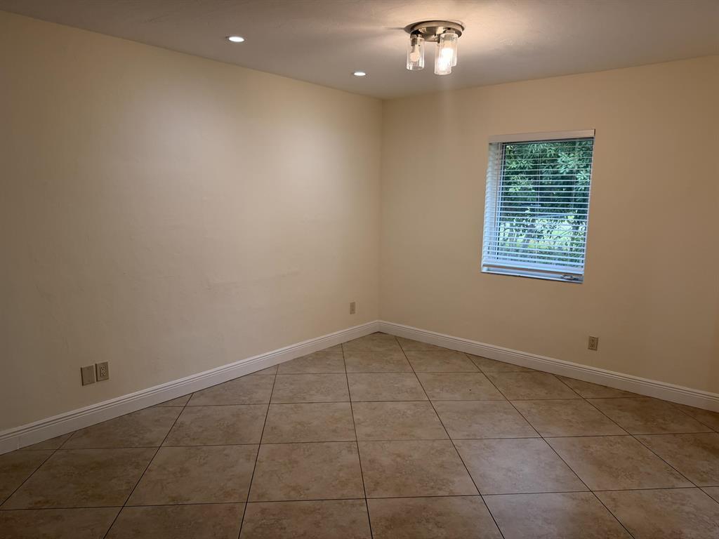 Building Photo - 2018 NE 14th Ct