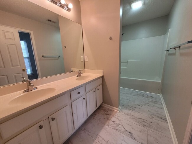 Building Photo - Great 2 Bedroom 2 Bath Townhouse