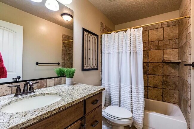 Building Photo - Spacious 3-Bed Townhouse Retreat in Southgate Townhomes