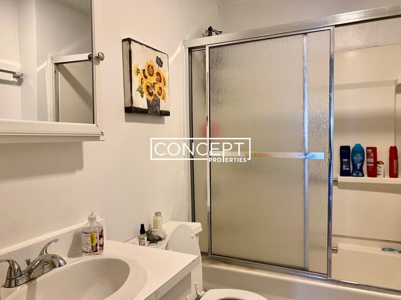 Building Photo - 64 Murdock St