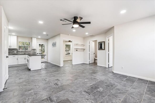 Building Photo - 2505 Pace Bend Rd S