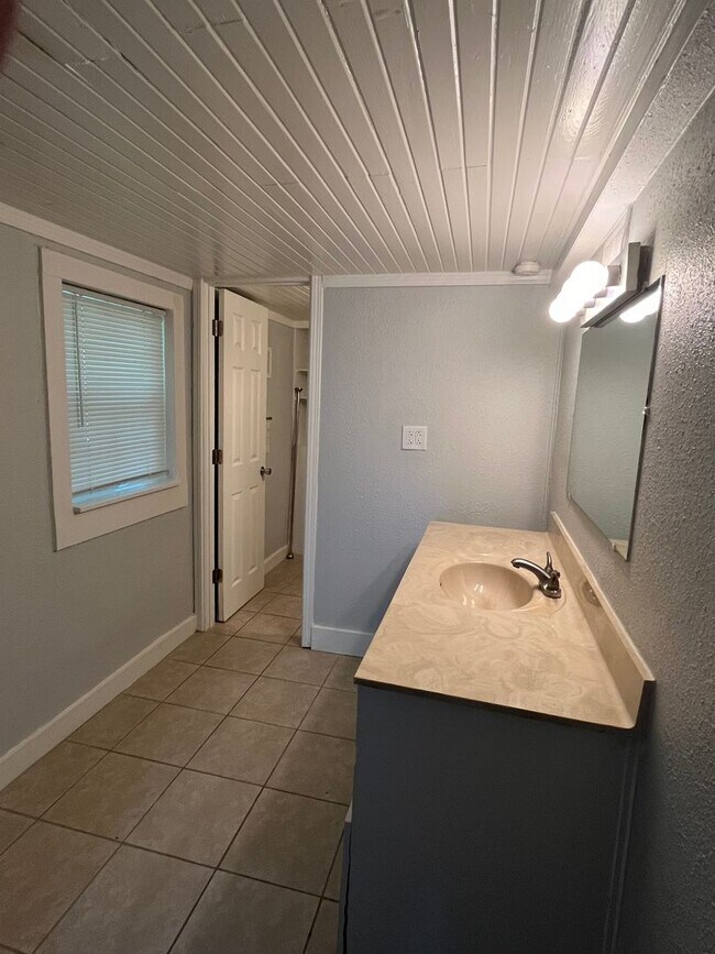 Building Photo - 3 Bedroom!