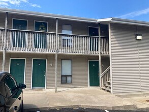 Building Photo - 2 Bed 1 Bath Located behind Hy-Vee in Osag...
