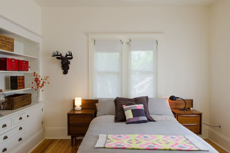 Building Photo - 1523 SE Ankeny St