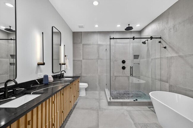 Building Photo - 423 W Amelia Ave