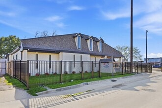 Building Photo - 3911 Fulton St