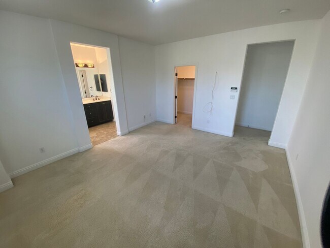 Building Photo - Beautiful 3Bed/3Bath/2Car corner lot home located in the guard gated Tuscany Community
