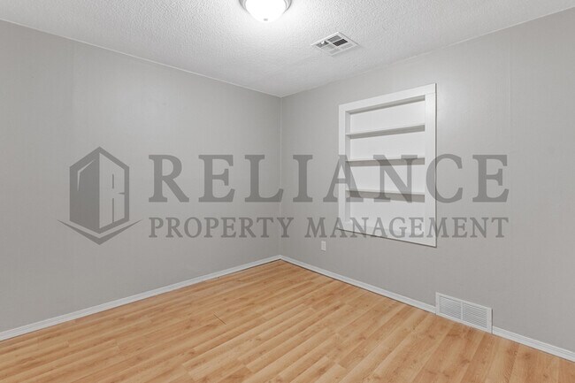 Building Photo - 1128 N Estelle St
