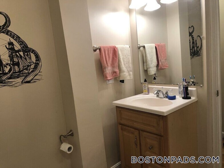 Building Photo - 220 Hanover St