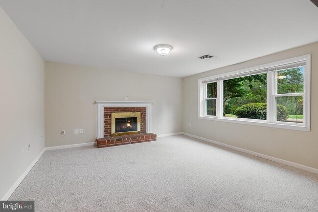 Building Photo - 43594 Hay Rd
