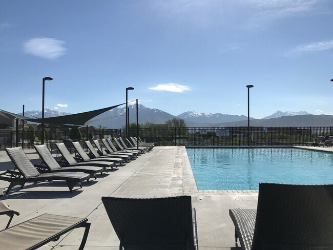 Building Photo - Beautiful 4 bedroom Riverton Townhome for ...