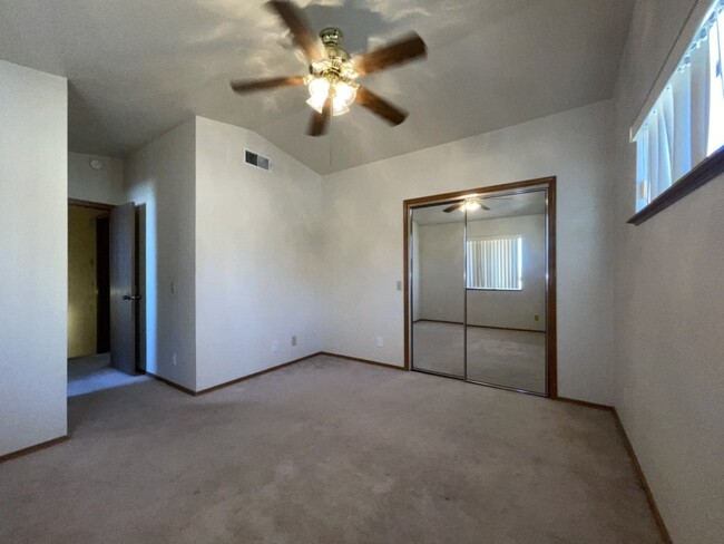 Building Photo - 2 bed 2.5 bath townhome, $1,225 monthly re...