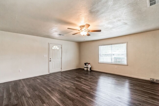 Building Photo - FOR LEASE 2/1  CORNER HOME