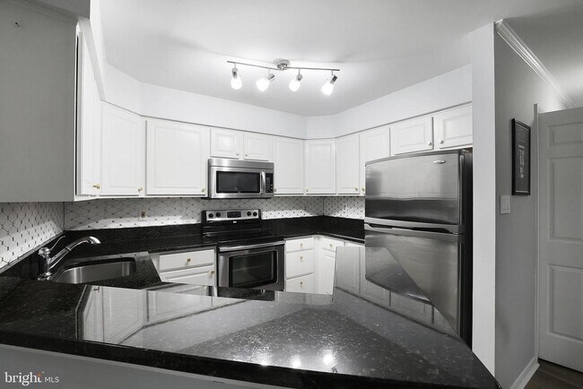 Building Photo - 7812 Mayfair Cir