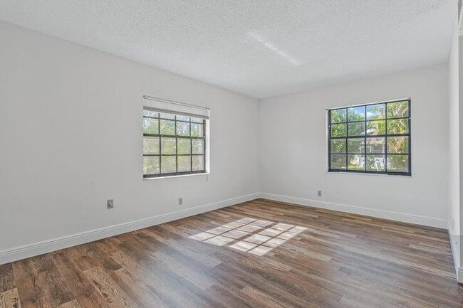 Building Photo - 4245 Oak Terrace Dr