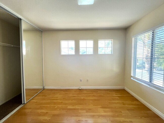 Building Photo - 4 bed, 2.5 bath located in Corona, CA!
