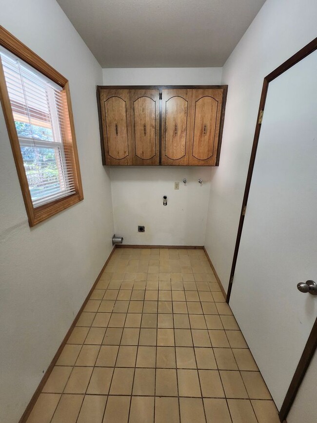 Building Photo - Walk to the River! 3 bed, 2 bath on Quiet ...