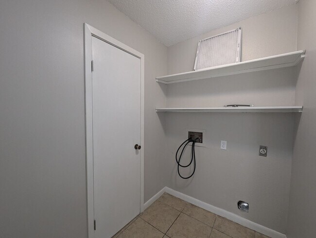 Building Photo - 2 Bed/ 1.5 Bath Townhouse