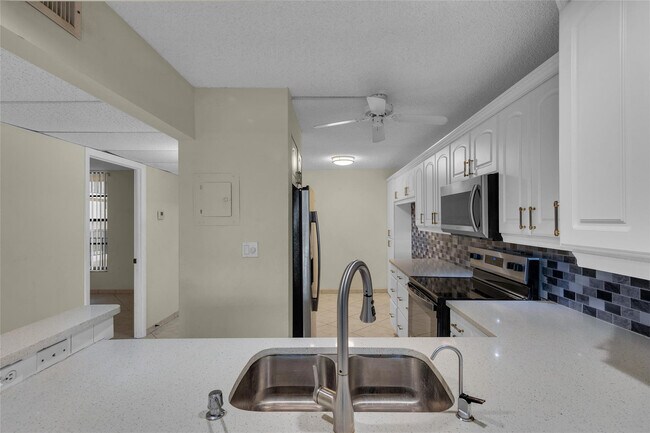 Building Photo - 7 Royal Palm Way