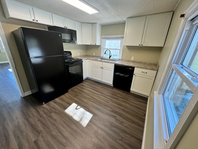 Building Photo - 2 Bedroom/ 1 Bath Home