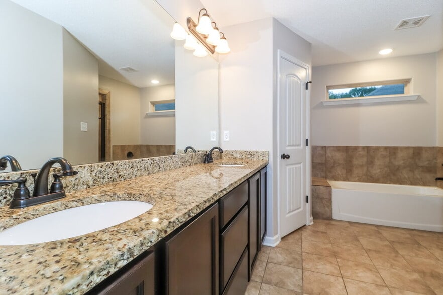 Building Photo - 9464 Cayuga Lp