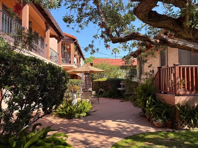 Building Photo - Rare 1BR in Wonderful Area with Unique, Vi...