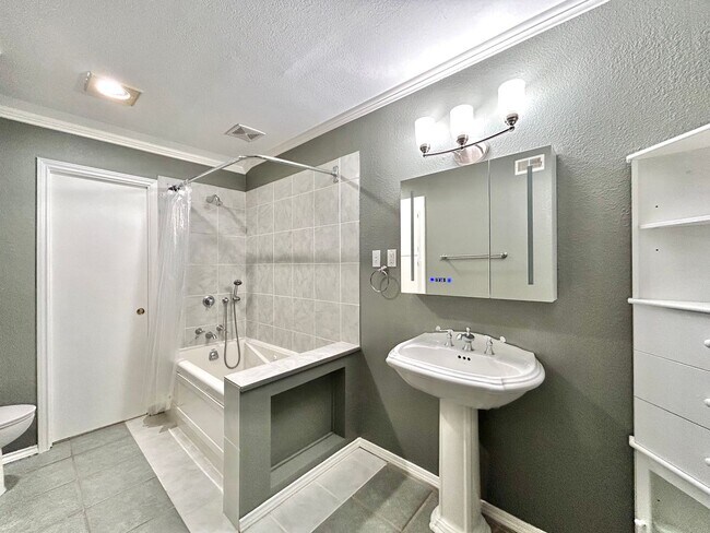 Building Photo - Stylish 2/BR 2/BA Home with Covered Balcon...