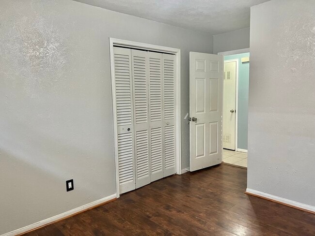 Building Photo - 2521 S Pearland Ave