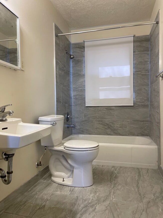 Building Photo - 3 Bedroom House Available Now!!