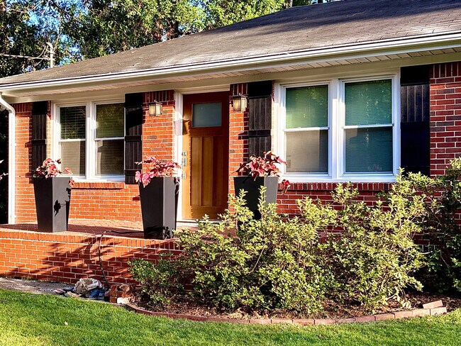 Building Photo - 2287 Vistamont Dr