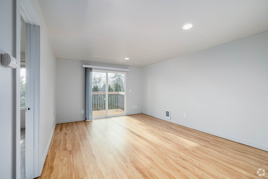 1BR, 1BA - 530SF - Living Room - Rainier Terrace