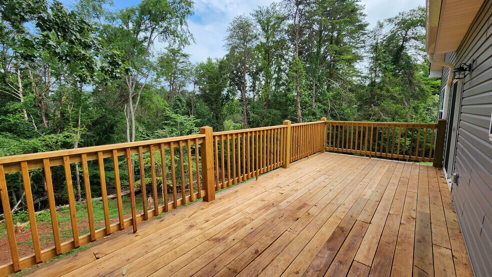 Building Photo - 829 River Cliff Dr