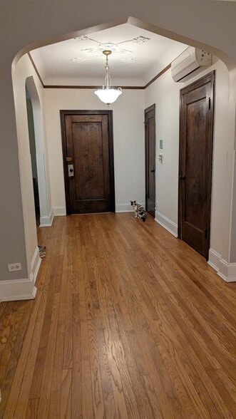Foyer - 4219 N Paulina St