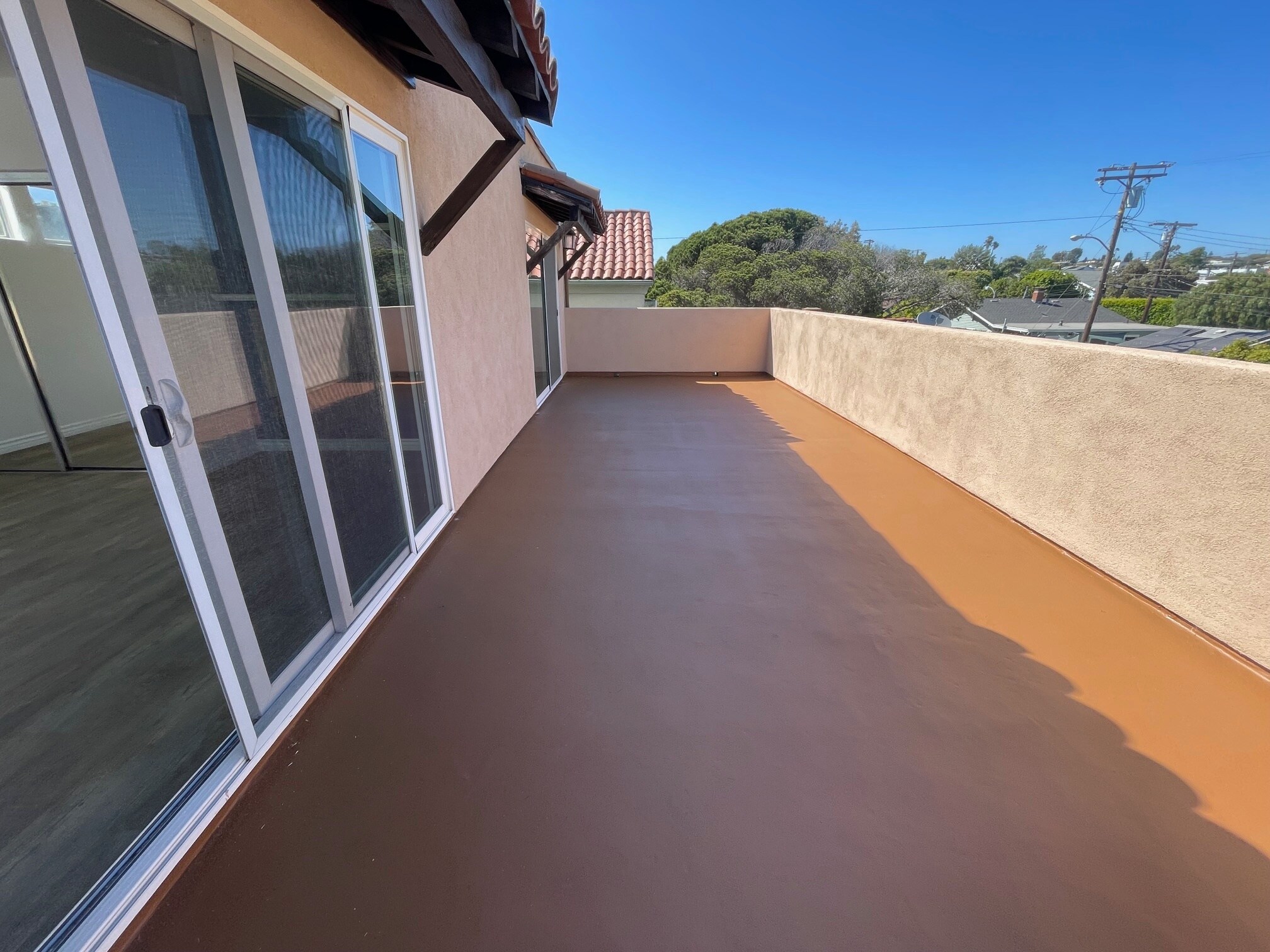 LARGE FRONT PATIO - 205 7th Ave