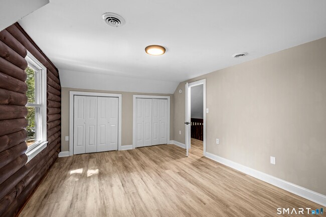 Building Photo - 176 Lake Dr E