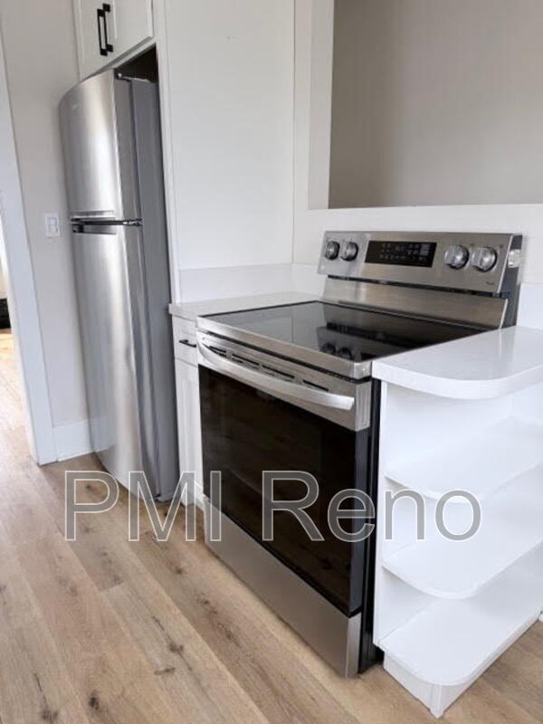 Building Photo - 613 E 2nd St