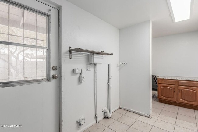 Building Photo - Charming 4-bedroom home in Maryvale Terrace!