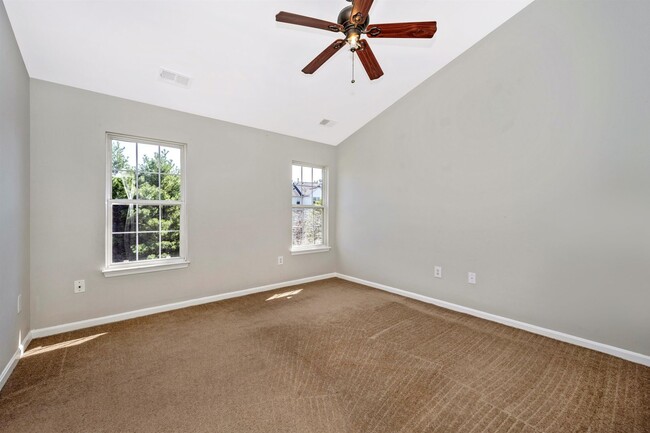 Building Photo - Fantastic End Unit Townhouse For Lease