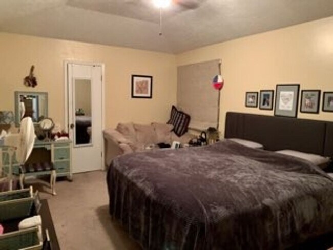 Building Photo - Bryan - 3 Bedroom - 2 Bath -1 vehicle garage - Fenced in back yard - House.