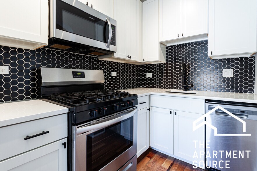Building Photo - 665 W Wrightwood Ave