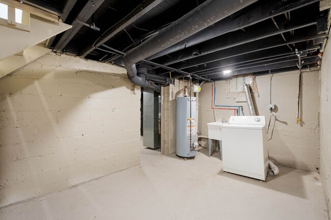 Building Photo - AVAILABLE OCT 1ST! Renovated 1-bedroom apartment in the HIGHLY DESIRABLE DORMONT neighborhood!