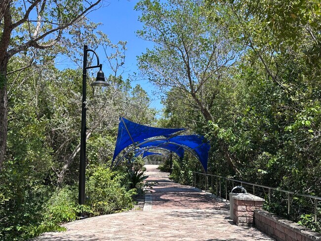 Building Photo - 635 Casa Loma Blvd