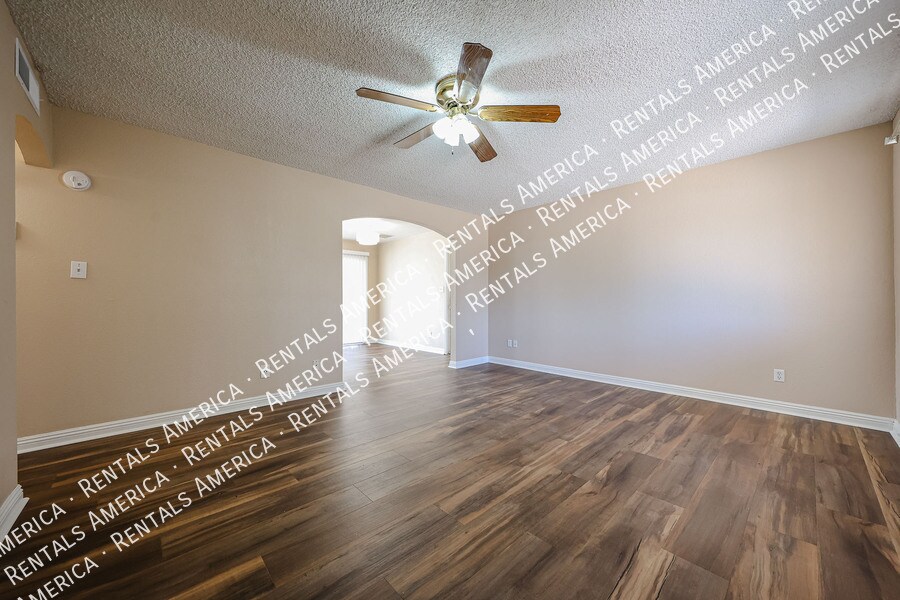 Building Photo - 1117 W Auburn Dr