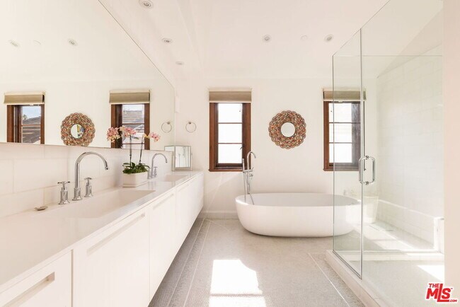 Building Photo - 604 Alta Dr